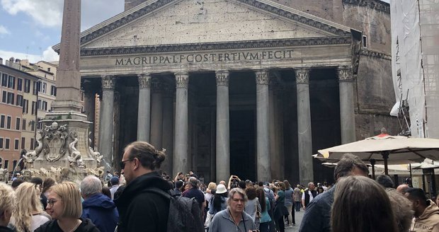 Turista (†70) zemřel po pádu z římského Pantheonu: Ztratil rovnováhu při focení selfie?