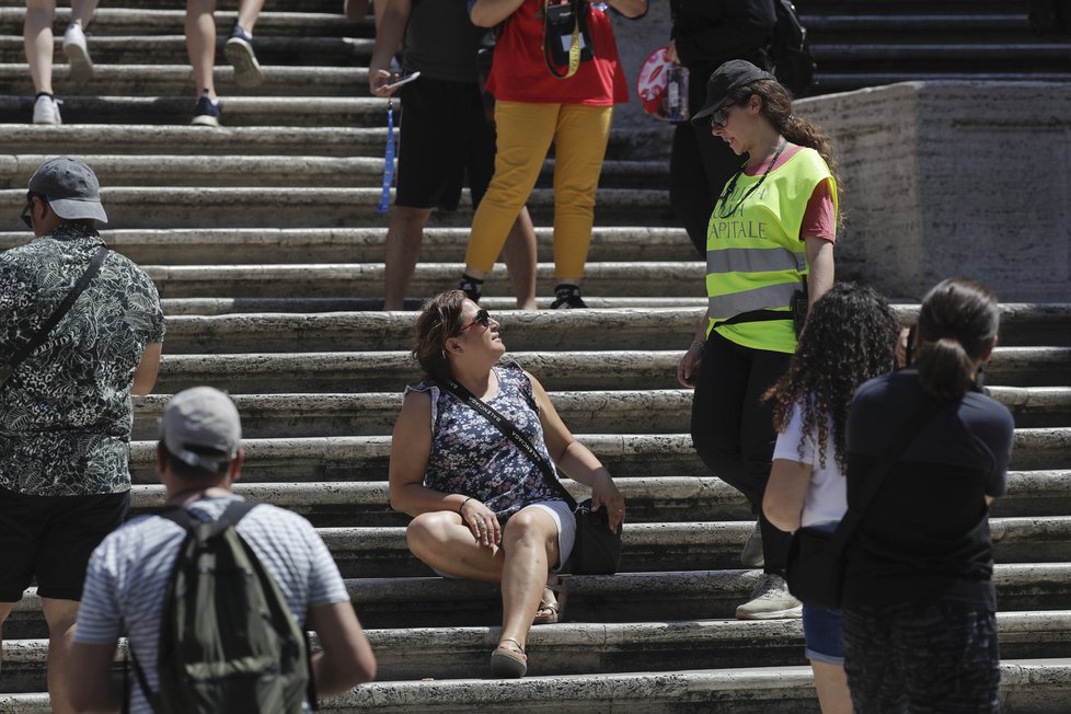 Římská městská policie zakázala sedět na Španělských schodech