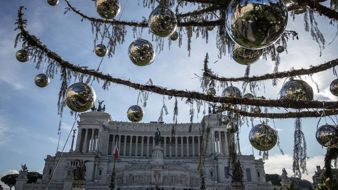 Vánoční stromek v Říme se stal terčem posměšků na sociálních sítích.