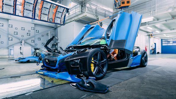 Jak se ničí auto za milion euro? Rimac odhalil zákulisí crashtestů C-Two