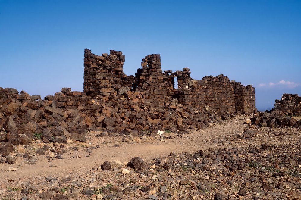 Zbytky Diokleciánovy cesty – ed Diateh, římská pevnost (kastel) postavená zřejmě koncem 3. století n. l. na východním okraji pohoří Drúz v Sýrii