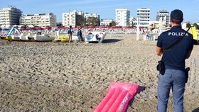 Policisté vyšetřují znásilnění Polky na pláži Rimini.