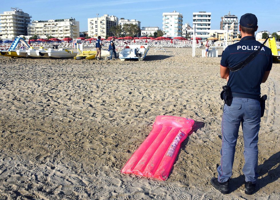 Policisté vyšetřují znásilnění Polky na pláži v Rimini.