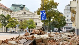 V Husově ulici v centru Plzně se zřítila na chodník a silnici podkrovní římsa činžovního domu.