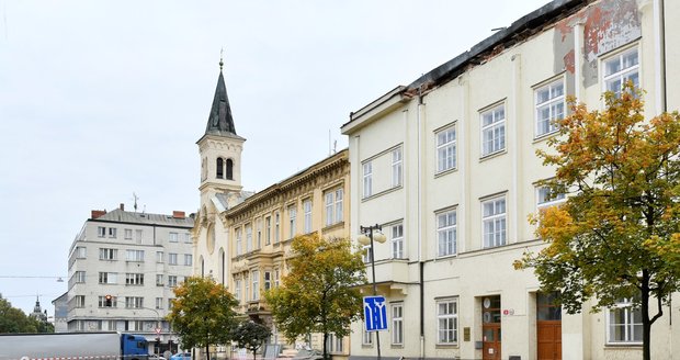 V Husově ulici v centru Plzně se zřítila na chodník a silnici podkrovní římsa činžovního domu.