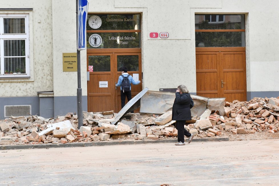 V Husově ulici v centru Plzně se zřítila na chodník a silnici podkrovní římsa činžovního domu.