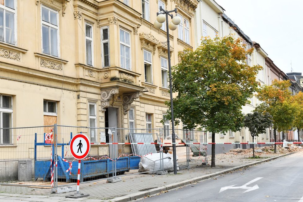 V Husově ulici v centru Plzně se zřítila na chodník a silnici podkrovní římsa činžovního domu.