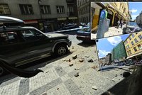 V Praze se utrhla betonová římsa: Muž unikl smrti o vlásek