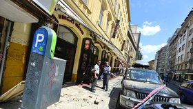 V Praze se utrhla betonová římsa, zranila jednoho člověka