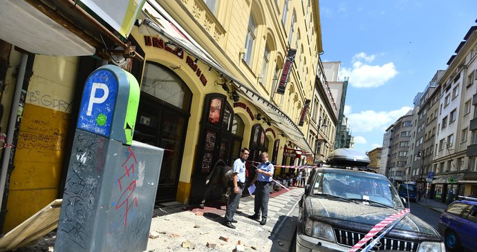 V Praze se utrhla betonová římsa, zranila jednoho člověka