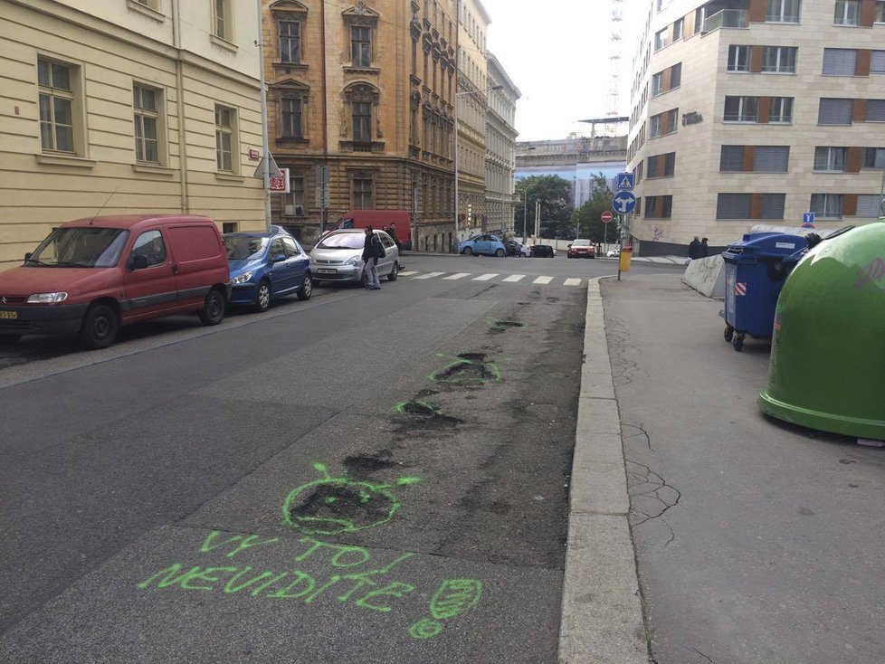 Římskou silnici teď ozvláštnili lidé smajlíky. Vinohradští chtějí upozornit na nutnost opravy vozovky.