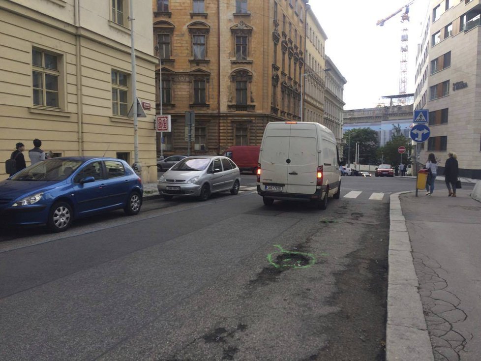 Římskou silnici teď ozvláštnili lidé smajlíky. Vinohradští chtějí upozornit na nutnost opravy vozovky.