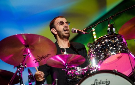 Ringo býval v Beatles bubeníkem a za »kotle« si při koncertech sedá i dnes.