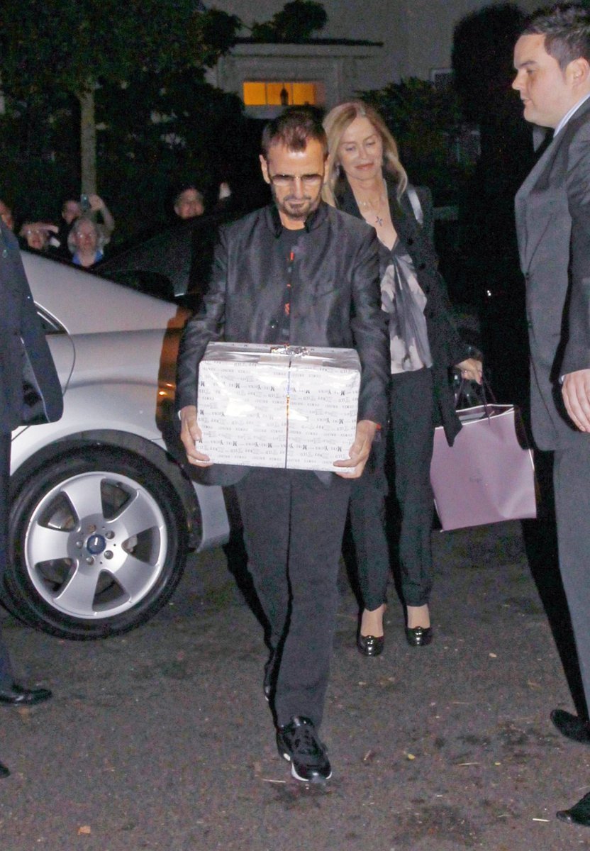 Ringo Starr přišel na večírek sólo, bez své manželky a nesl sebou dárek pro novomanžele