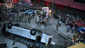 V brazilském Rio de Janeiru se zřítil autobus z mostu, zemřelo nejméně sedm lidí
