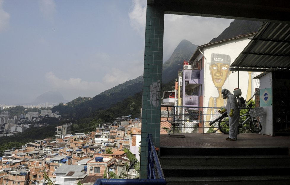 Dezinfikování favely v Riu de Janeiro.