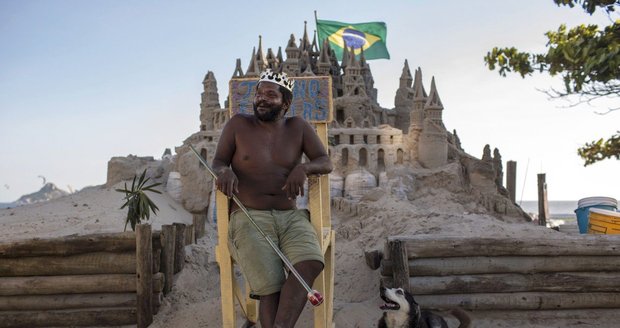 Marcio Mizael Matolias žije přes 20 let v hradu z písku na pláži v Riu de Janeiro.
