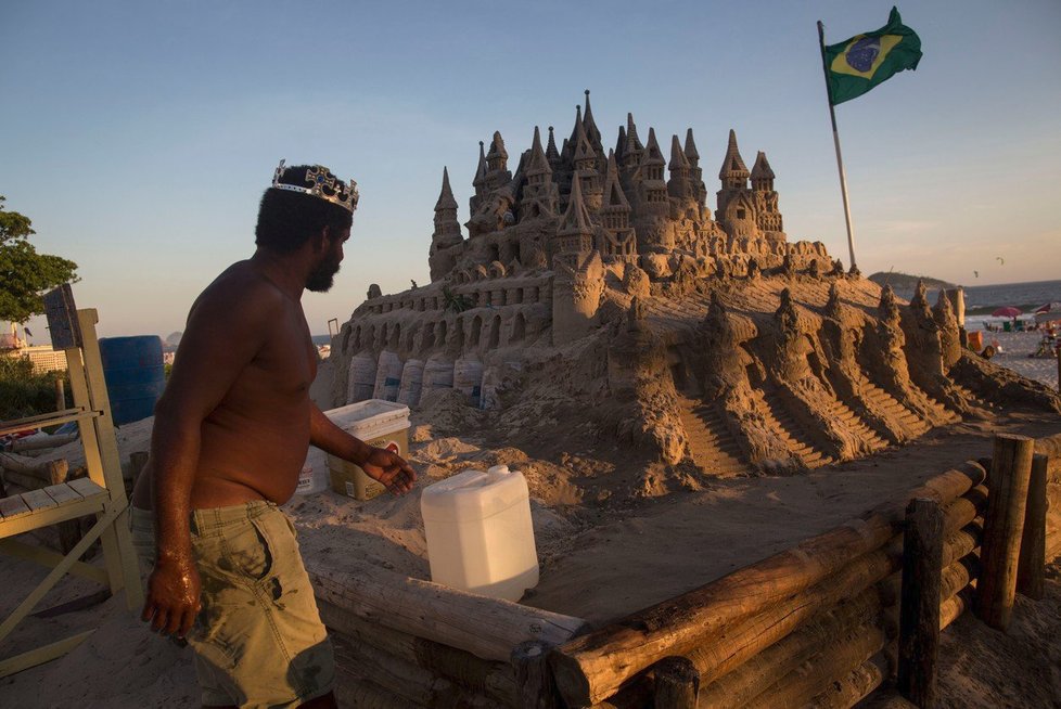 Marcio Mizael Matolias žije přes 20 let v hradu z písku na pláži v Riu de Janeiro.