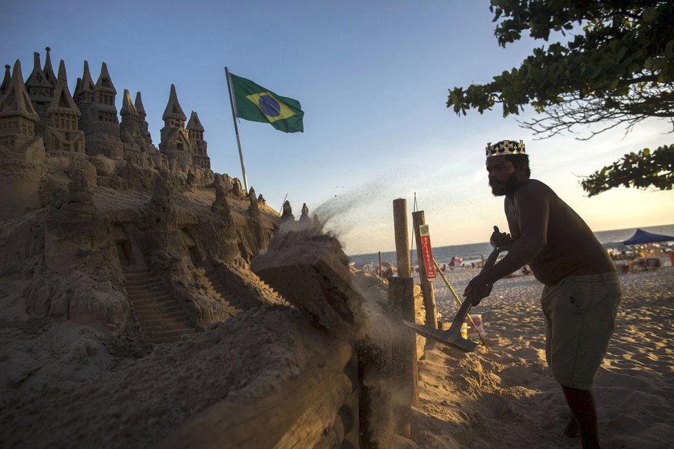 Marcio Mizael Matolias žije přes 20 let v hradu z písku na pláži v Riu de Janeiro.