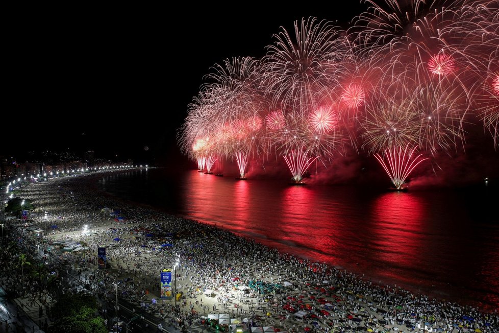 Ohňostroj na pláži Copacabana.