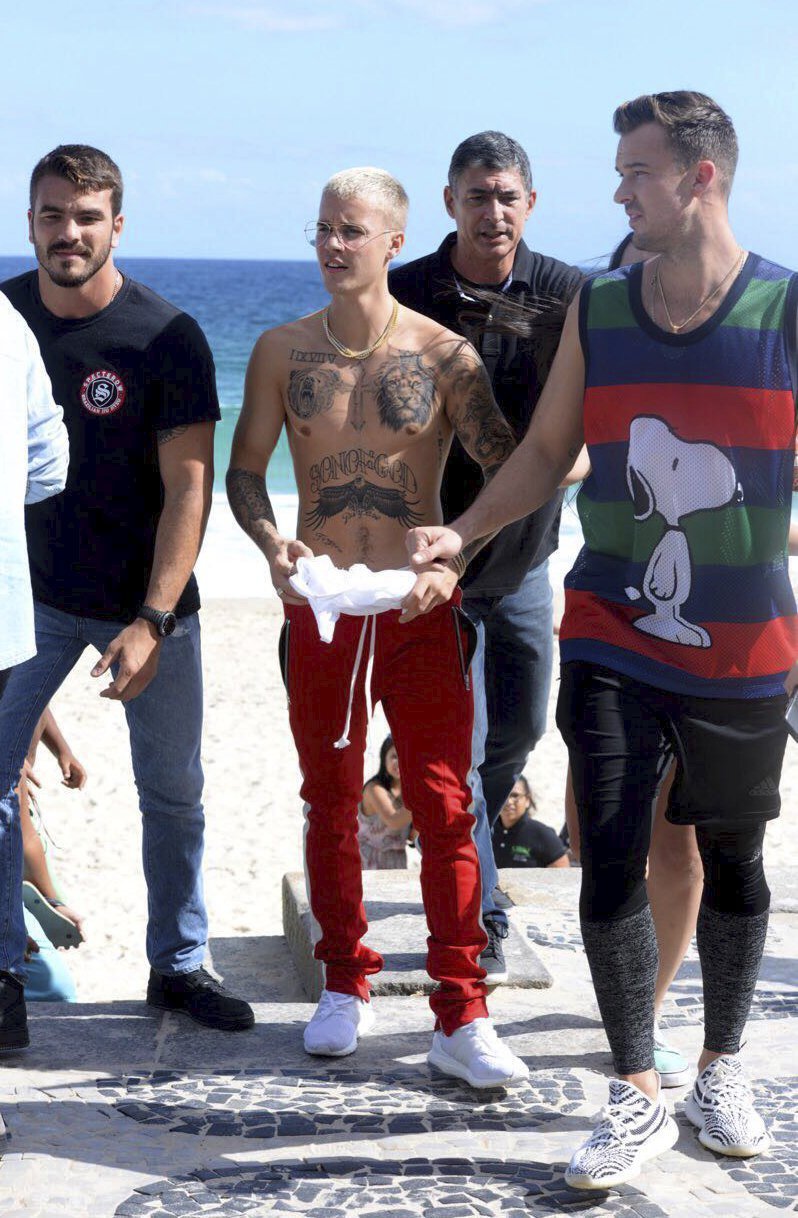 Justin Bieber hrdě ukazuje všechny své tetovačky