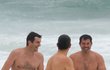 Ashton Kutcher a Guy Oseary dováděli v plavkách ve vlnách
