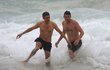 Ashton Kutcher dováděl v plavkách ve vlnách