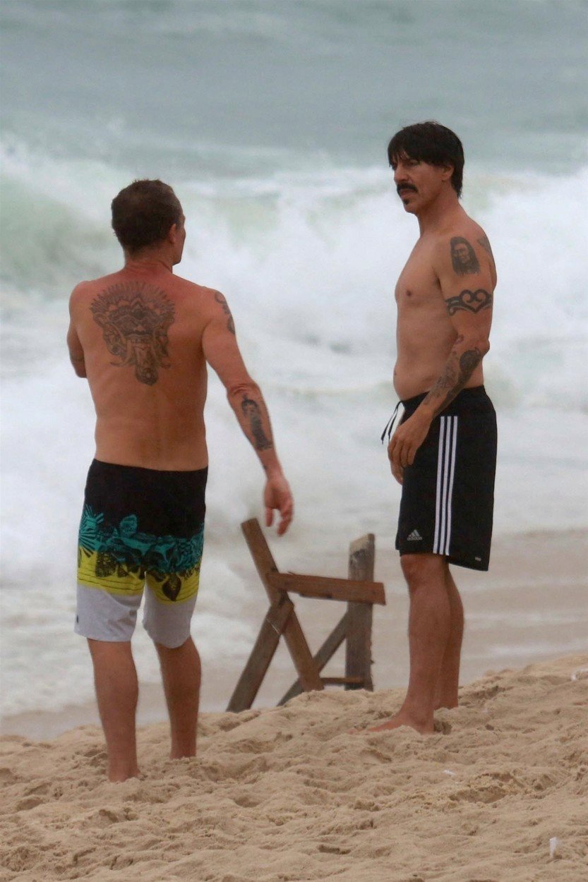 Frontman kapely Red Hot Chili Peppers Anthony Kiedis (vpravo)