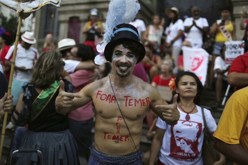 Karneval v Riu de Janeiro 2017: Lidé oslavy využili k prostům proti stávajícímu prezidentovi Michelovi Temerovi. Fora Temer znamené &#34;Temer ven&#34;.