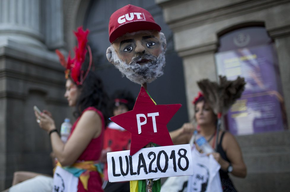 Karneval v Riu de Janeiro 2017: Lidé oslavy využili k prostům proti stávajícímu prezidentovi Michelovi Temerovi.
