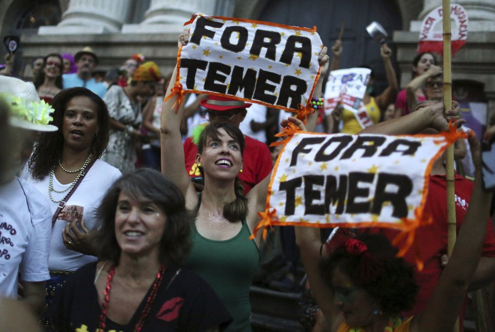 Karneval v Riu de Janeiro 2017: Lidé oslavy využili k prostům proti stávajícímu prezidentovi Michelovi Temerovi. Fora Temer znamené &#34;Temer ven&#34;.