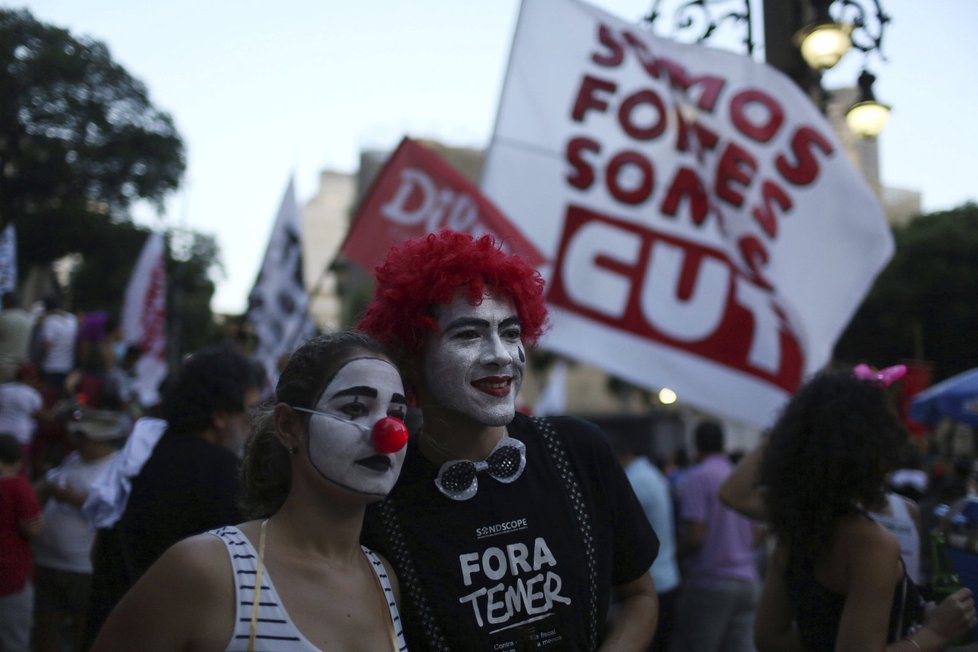 Karneval v Riu de Janeiro 2017: Lidé oslavy využili k prostům proti stávajícímu prezidentovi Michelovi Temerovi. Fora Temer znamené &#34;Temer ven&#34;.