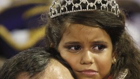 Královna samby, sedmiletá Julia v náručí svého otce. Neunesla sílu davu a rozplakala se