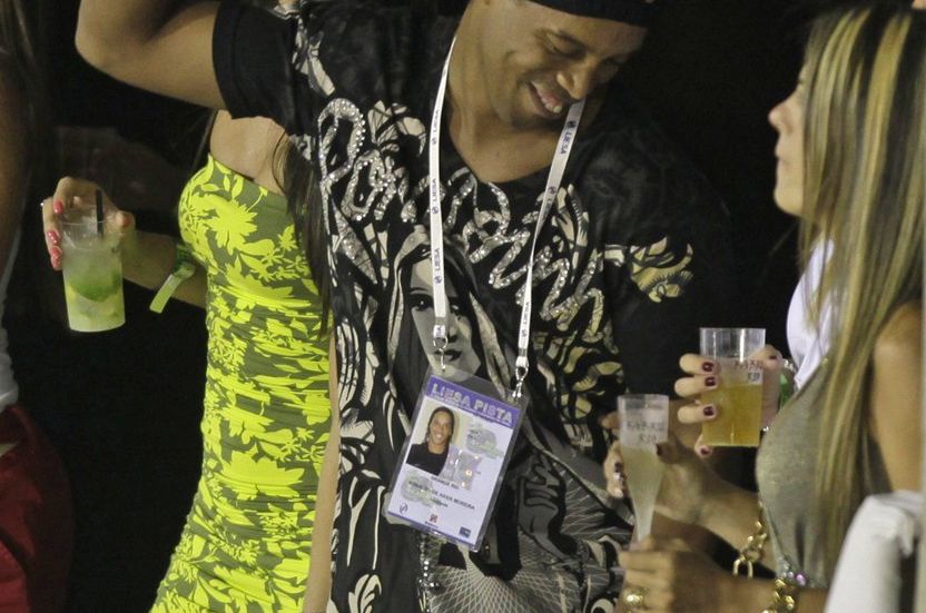 Ronaldinho znovu v obležení žen.