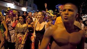 V ulicích Ria tančí polonazí lidé