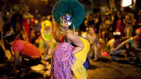 Rio de Janeiro ovládli tančící lidé v barevných kostýmech a šílených maskách
