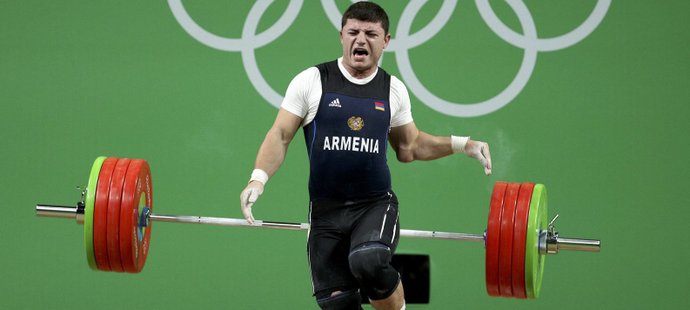 Arménský vzpěrač  Andranik Karapetijan si při zvedání činky (195 kg) ošklivě ublížil