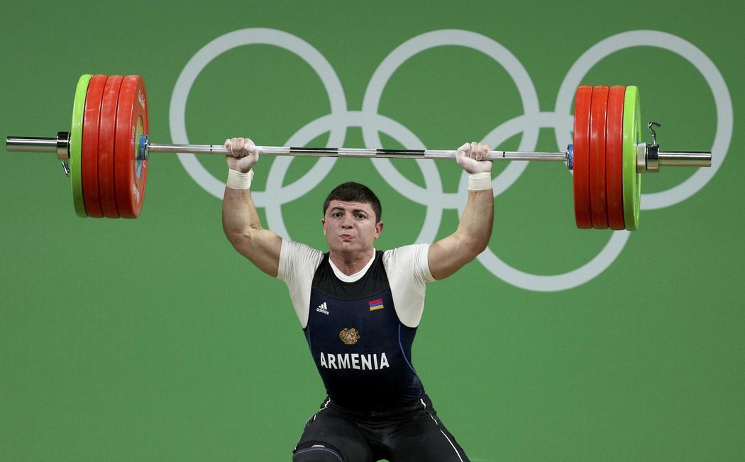 Arménský vzpěrač  Andranik Karapetijan si při zvedání činky (195 kg) ošklivě ublížil