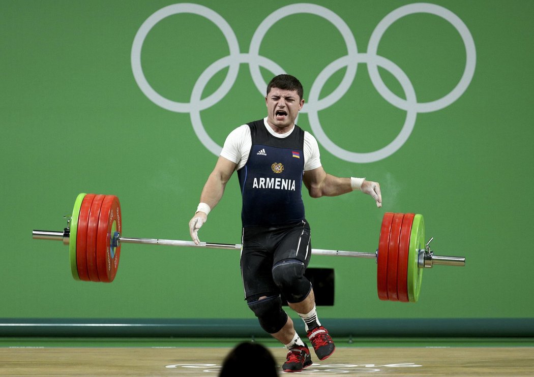 Arménský vzpěrač  Andranik Karapetijan si při zvedání činky (195 kg) ošklivě ublížil