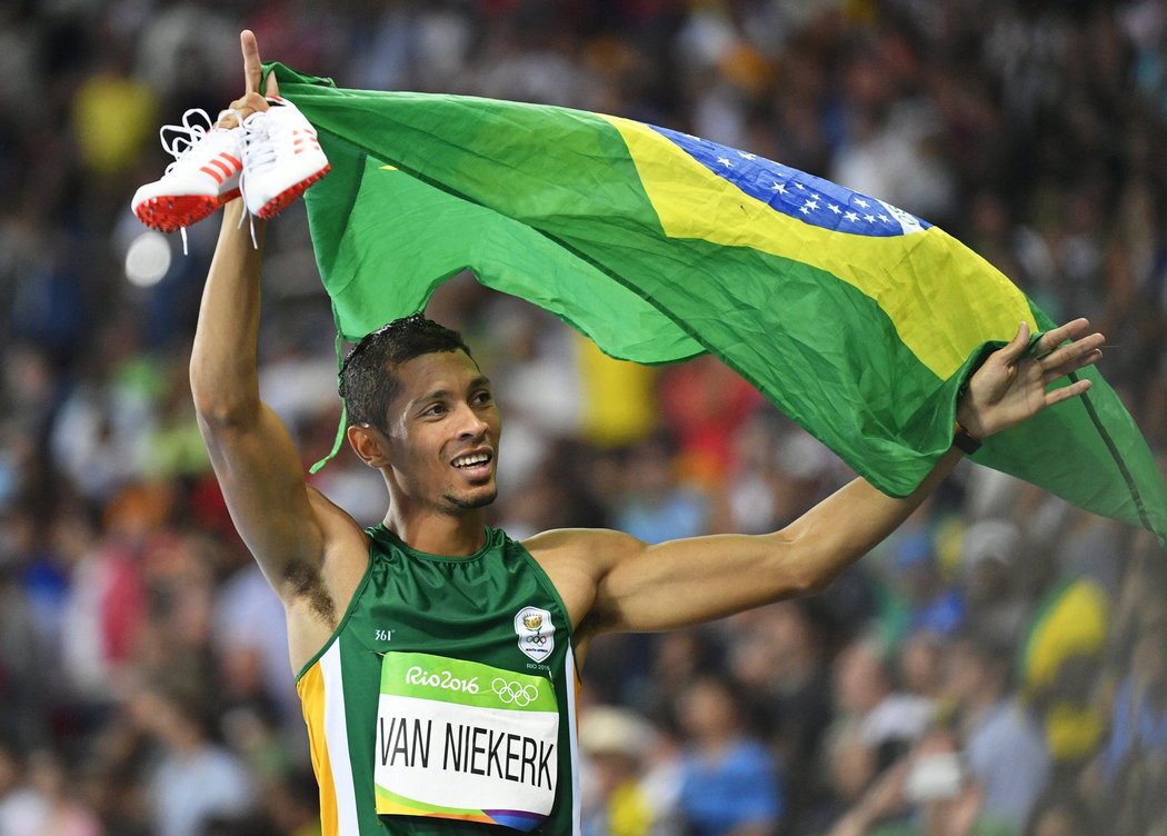 Olympijským vítězem v běhu na 400 metrů se stal mistr světa Jihoafričan Wayde Van Niekerk a časem 43,03 překonal světový rekord Michaela Johnsona.