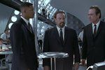 Rip Torn (†88) po boku Willa Smitha a Tommyho Lee Jonese ve snímku Muži v černém.