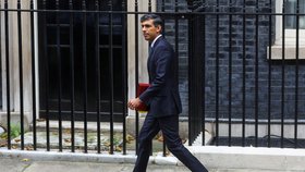 Rishi Sunak v Downing Street.