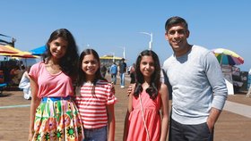 Britský premiér Rishi Sunak s manželkou a dcerami na dovolené v Santa Monice (srpen 2023)
