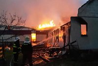 Na Strakonicku vyhořela výrobna briket: Škoda 30 milionů