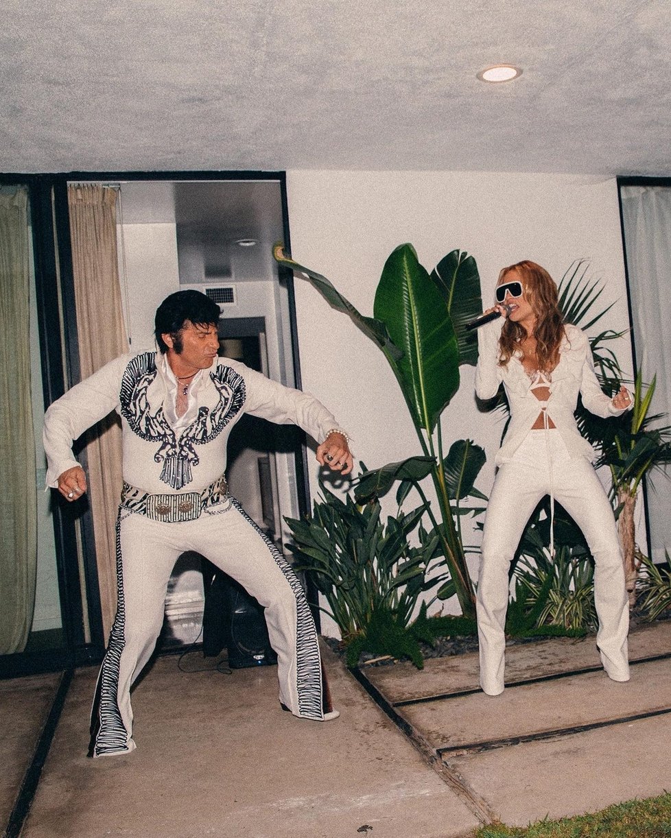 Svatební noc strávili oslavou s Elvisovým imitátorem.