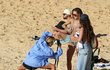 Rita Ora si se sestrou a kamarádkou na pláži fotily sexy fotky.