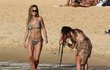 Rita Ora si se sestrou a kamarádkou na pláži fotily sexy fotky.