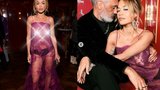 Oblečená, či neoblečená? Zlobivka Rita Ora se promenádovala jen v síťce!