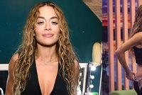 Zpěvačka Rita Ora v kovbojském ohozu: Kalhoty proklatě nízko!