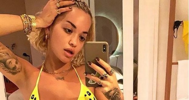 Rita Ora se na Instagramu pochlubila neschopností si vybrat správnou velikost podprsenky